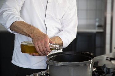 Put some oil into the casserole dish