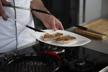 Put the veal on a plate.