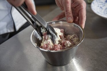 Dip the meat in the tempura batter