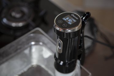 Bring the water up to 61 °C/ 142°F (measure using the sous vide stick)