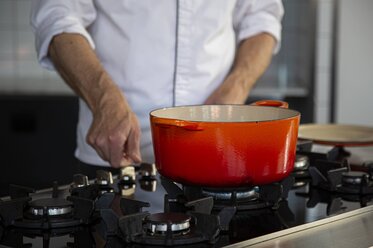 Put the casserole dish on the heat and let it heat up