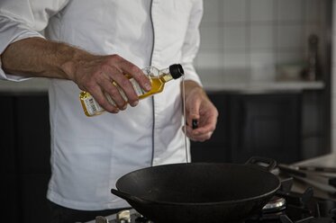 Add a dash of oil to the wok 