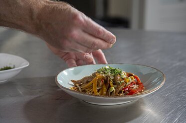 Garnish the stir-frying veal