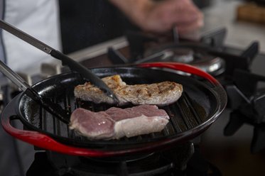 Give the veal a quarter turn after 1.5 minutes