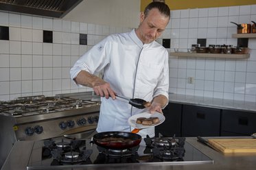 Remove the veal from the frying pan