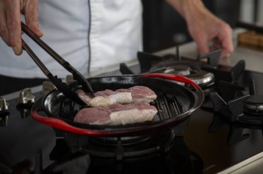 Put the veal entrecote into the grill pan