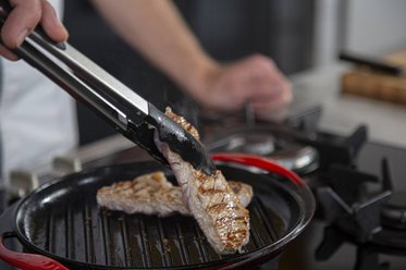 Give the veal a quarter turn after 1.5 minutes until it is medium cooked