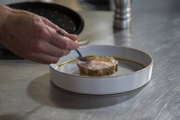 Add gravy to the veal.
