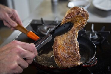 Fry the veal blade on all sides for about five minutes