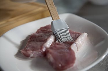 Rub oil into the veal entrecote