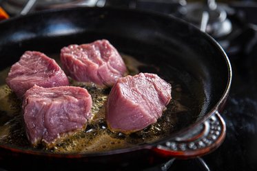Fry the veal tenderloin in the frying pan